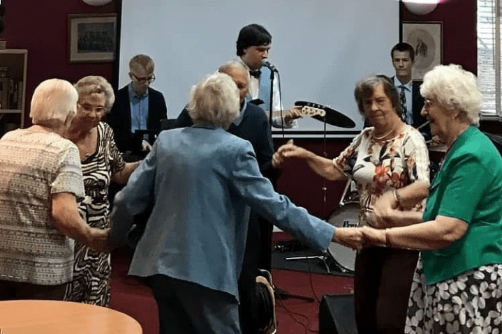 The Matthew Quilliam Band gets the audience at COATS, Wokingham, up and dancing